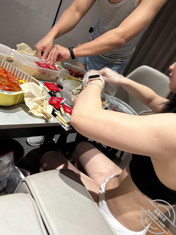 【武汉淫妻喵咪】露脸骚逼与东北单男的浴血奋战，绿帽第一视角-老宋论坛