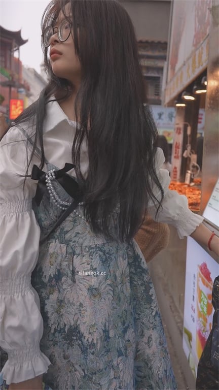 爆款推荐【商场偷窥】绝美高颜值大长腿美女，个性泡泡内裤藏春光，厚厚姨妈巾私密1V 配图8