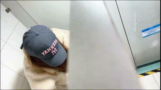大神潜入办公楼女厕抄底式偷拍美女实习生的极品嫩鲍鱼 配图8