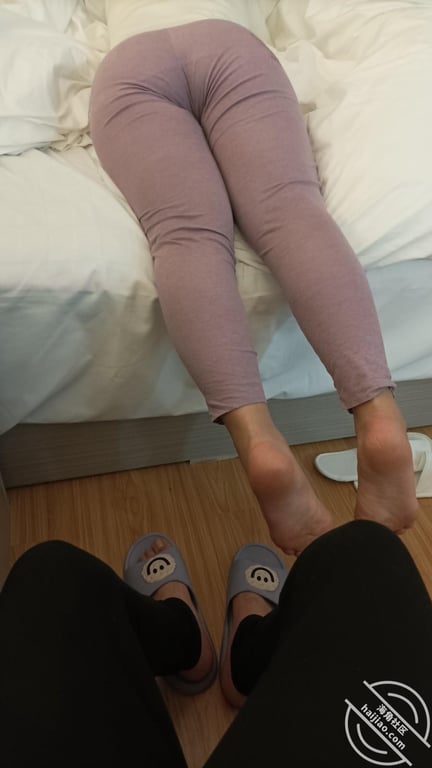 偷拍少妇老妈，紫色的保暖裤包裹着她的臀部，丰满圆润散发着成熟女人的魅力 - 老宋论坛-老宋论坛
