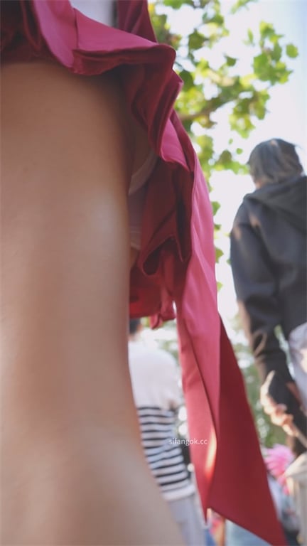 推荐【抄底美少女战士Coser】极品大长腿，裙子这么短不就是让人看吗，腿玩年，好 配图10