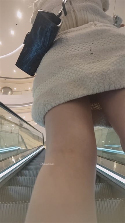 爆款推荐【商场极限抄底】极品颜值嫩妹窄裙风光一览，刺激到腿软被抓现行，慌张逃窜1 配图5