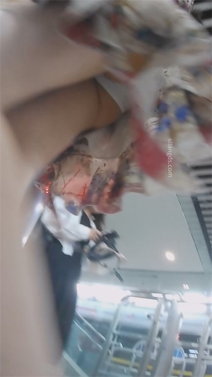 推荐【地铁抄底】极品少妇，高跟玉足特写，好身材大长腿，想射在鞋跟上，人多也必须要 配图10