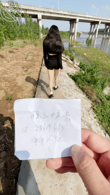 【原创视频】路过少妇房东所在地，三请八邀的才出来，按在河摊上操她！-老宋论坛