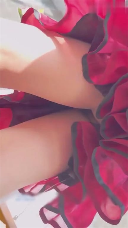 爆推【商场真空捡漏】绝美小嫩妹红裙下不穿内裤竟是一线天，苗条娇躯让人想把脸埋进屁 配图10