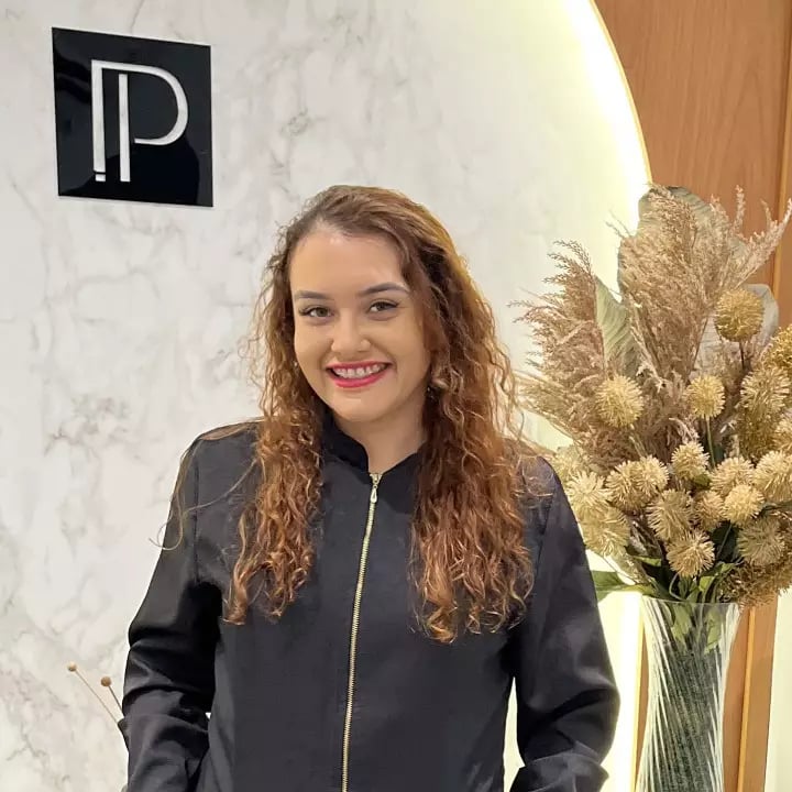 Dra. Aline M. Camargo sorrindo