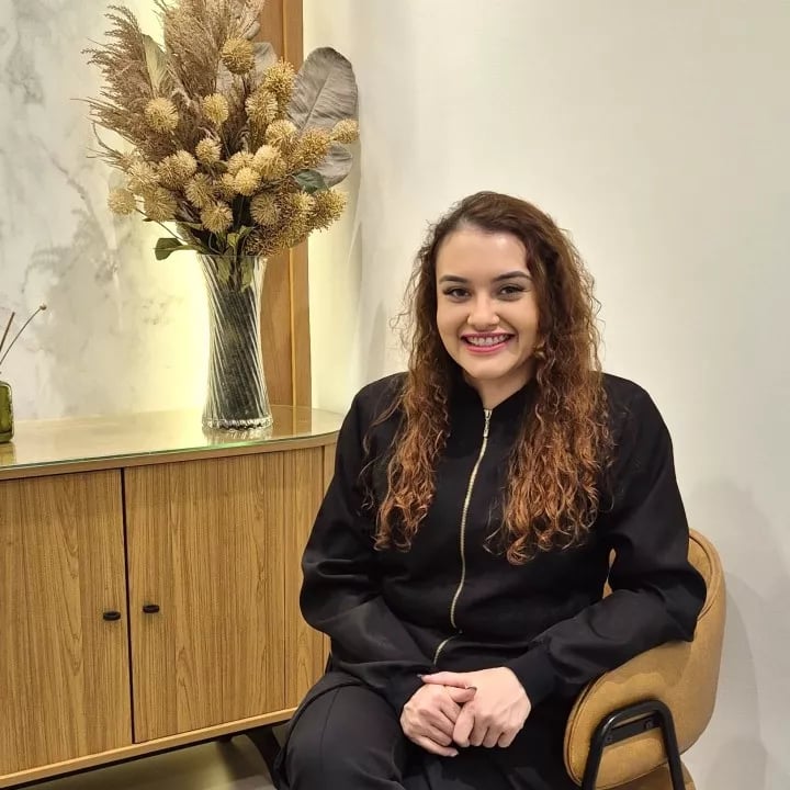 Dra. Aline M. Camargo - Dentista e Especialista em Estética
