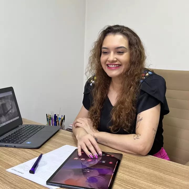 Dra. Aline M. Camargo em consulta