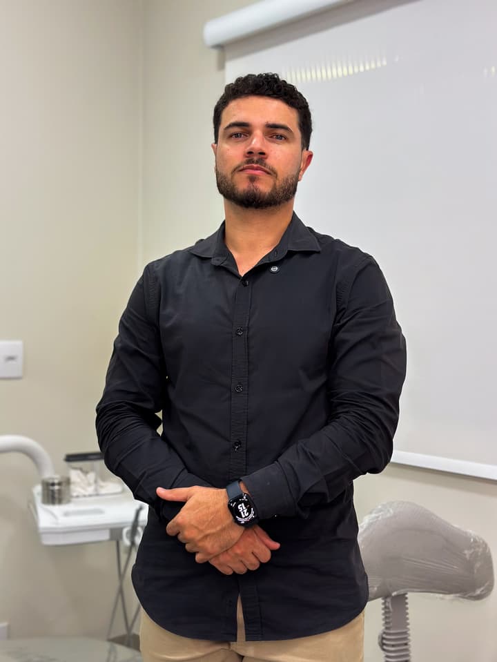 Dr. Matheus Sarmento no consultório