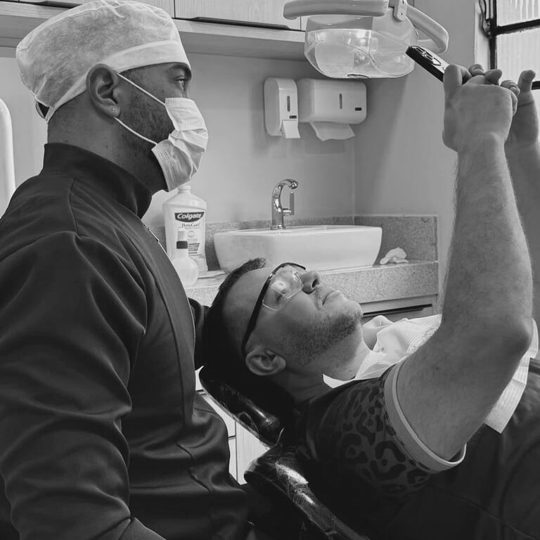 Dr. Kleber Sandim em atendimento — Vértice Reabilitação Oral e Estética