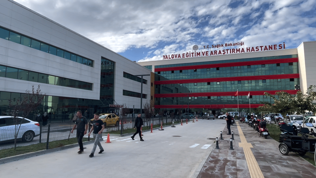 Yalova Akça Hatun KYK yurdunda 140'dan fazla öğrenci gıda zehirlenmesi şüphesiyle hastaneye kaldırıl...