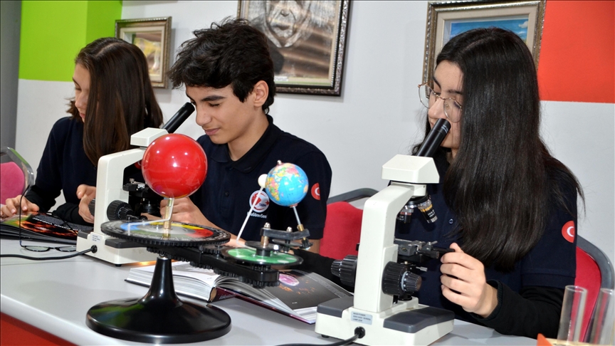 Türkiye Cumhuriyeti'nin ilk astronotu uzayda propolisin bakteriler üzerindeki etkisini araştıracak.