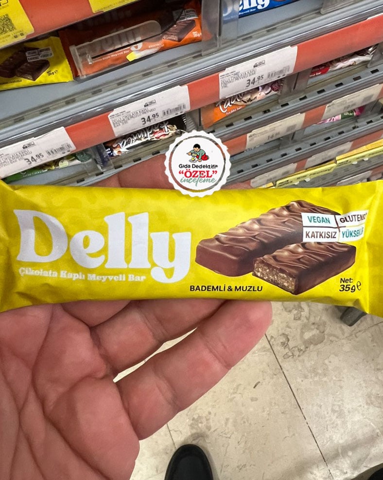 Delly Çikolata Kaplı Bademli ve Muzlu Meyveli Bar