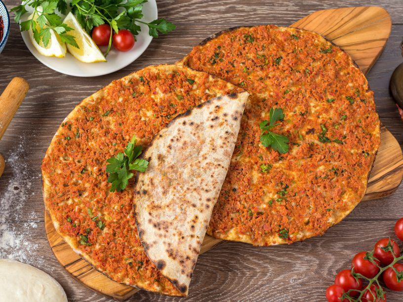 Bakanlık gündeme oturan lahmacun talimatında tepkiler sonrasında resmen geri adım attı.
