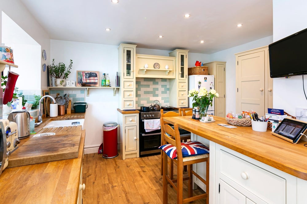 Roxana Main Street, Melbourne, York