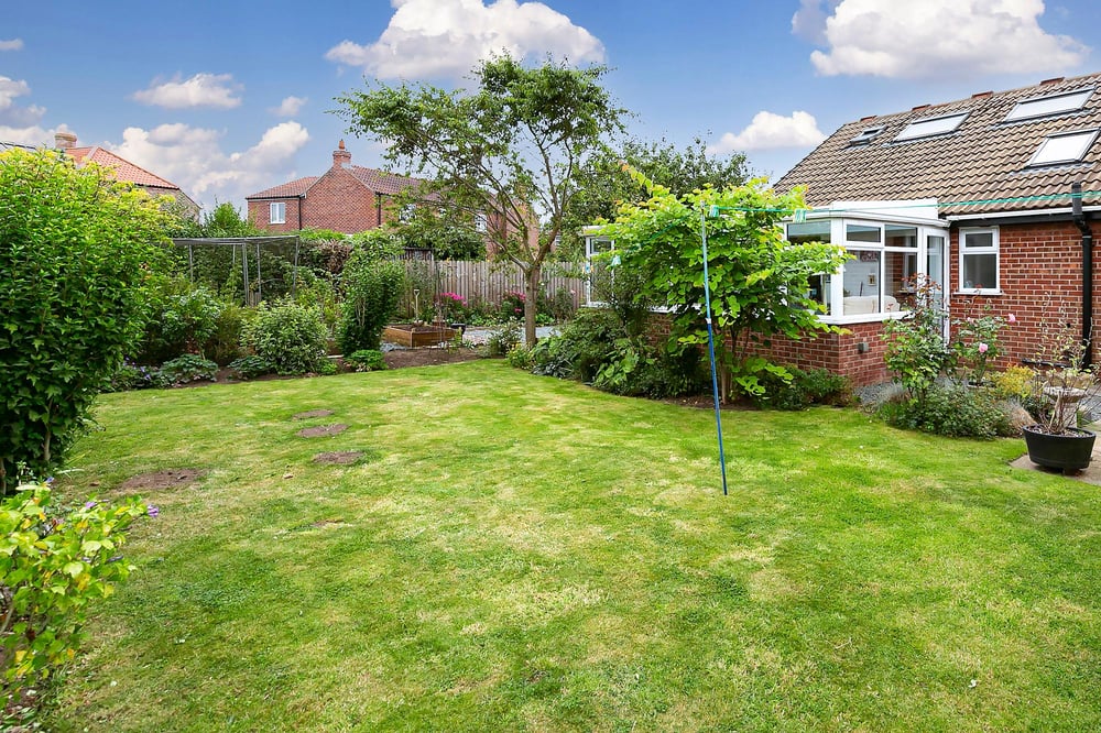 Roxana Main Street, Melbourne, York