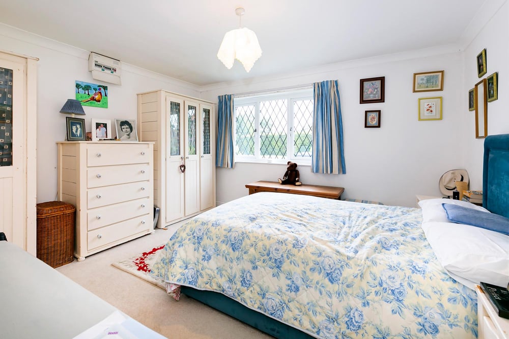 Roxana Main Street, Melbourne, York