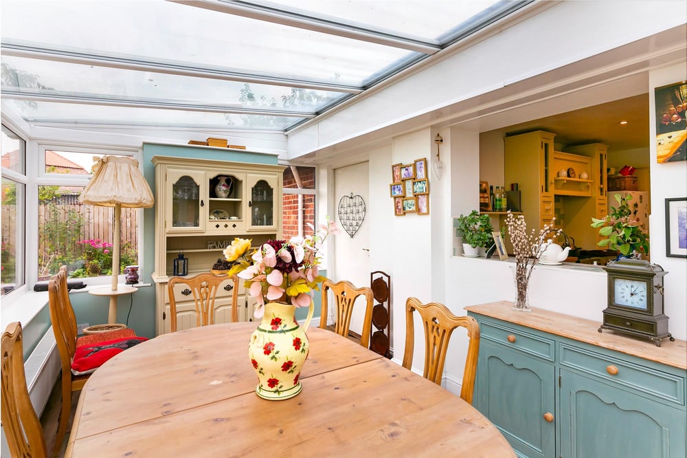 Roxana Main Street, Melbourne, York