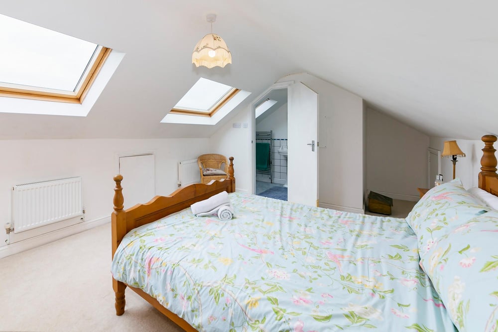 Roxana Main Street, Melbourne, York