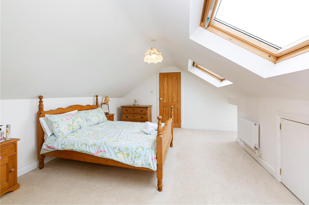 Roxana Main Street, Melbourne, York