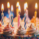 24 U. CANDELINE COMPLEANNO + 12 SUPPORTI   8 CM COLORI VARIE CERA (1 UNITÀ)