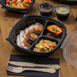 CONTENITORI COPERCHIO 3 COMP. MICROONDE  1350 ML 24,9x25,8x7,2 CM NERO PP (100 UNITÀ)