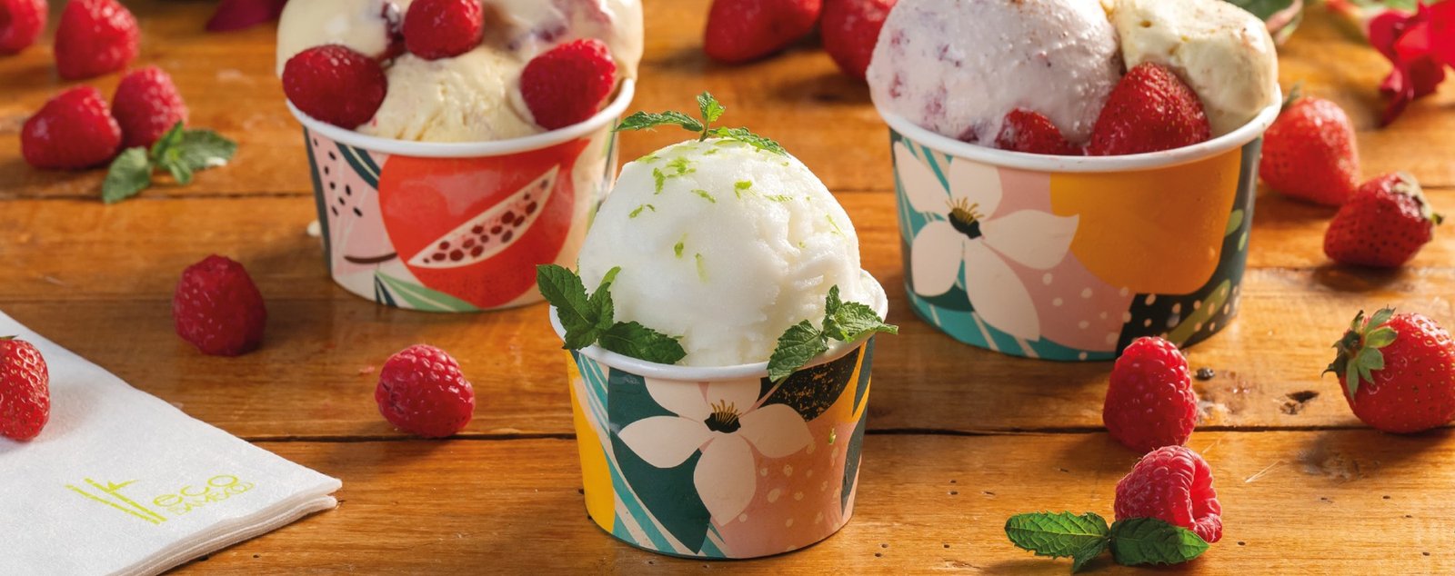 Coppette per gelato con palline, frutta e toppings per gelaterie