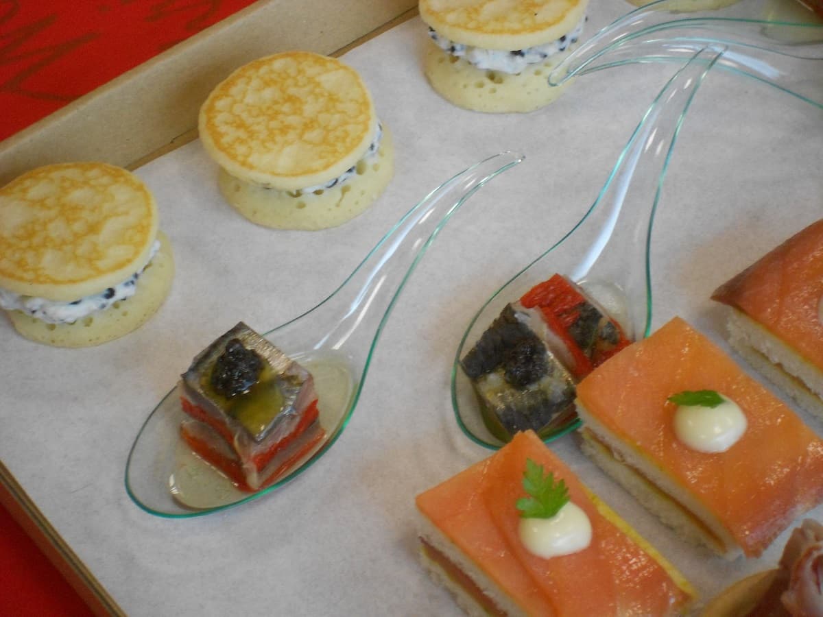 Cucchiaini trasparenti con antipasti in primo piano
