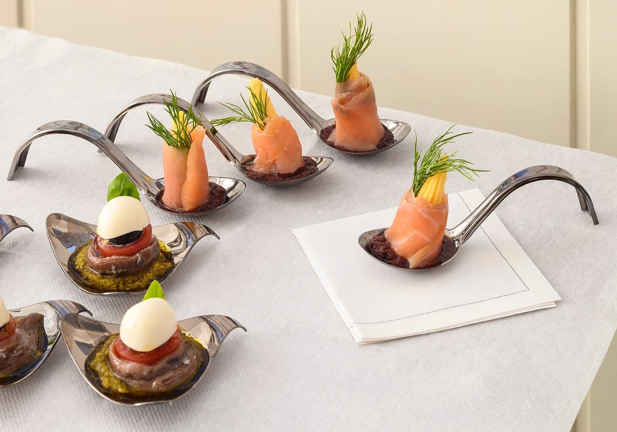 Cucchiaini in acciaio inox per degustazione con salmone