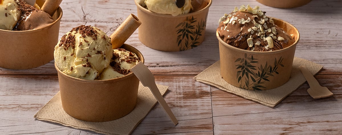 Coppette kraft per gelato con toppings, cioccolato e cialde