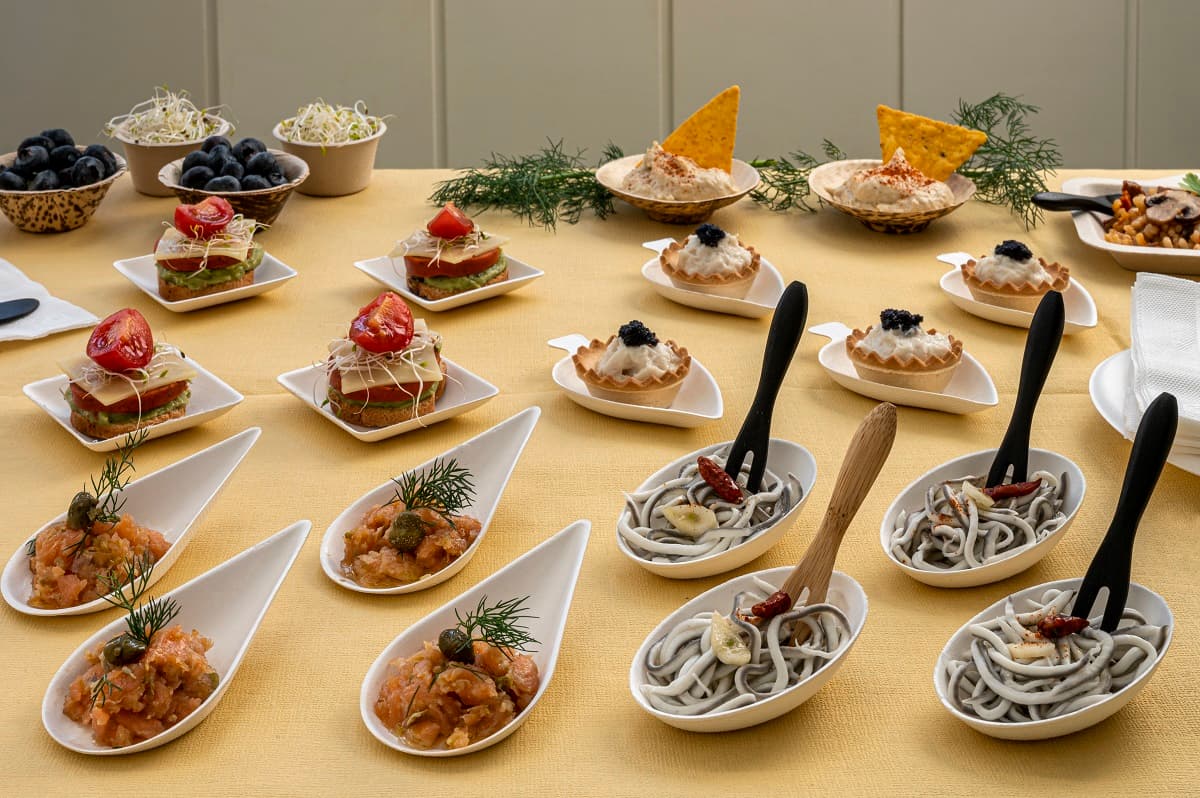Tavolo con assortimento di cucchiaini da degustazione pronti per servire