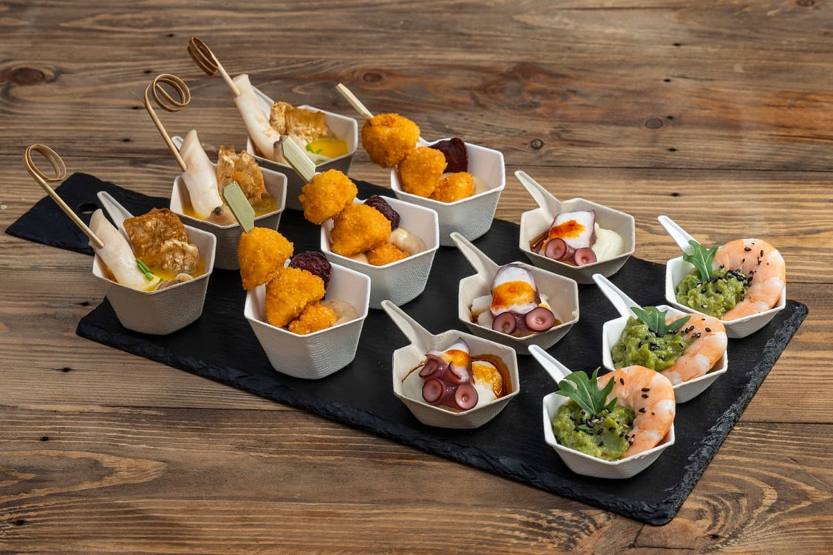 Cucchiaini in bagassa per degustazione con assortimento di antipasti