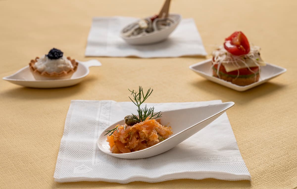 Presentazione di antipasti in cucchiaini da degustazione e mini ciotoline