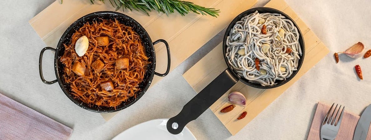 Cocotte smaltate stile vintage con manici per servire tapas calde al ristorante