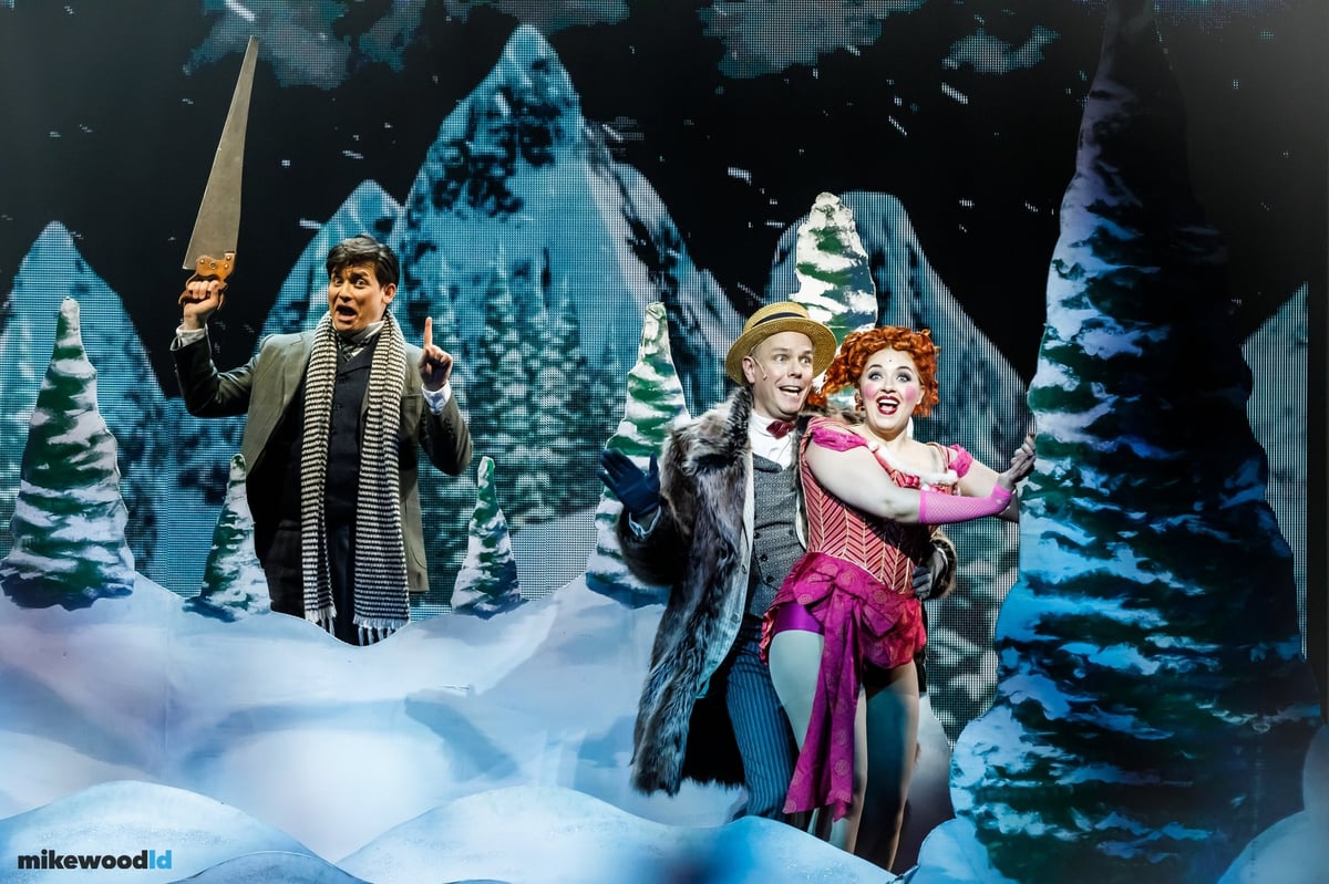 A Gentleman's Guide to Love and Murder, production photo