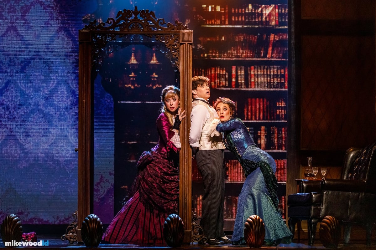 A Gentleman's Guide to Love and Murder, production photo