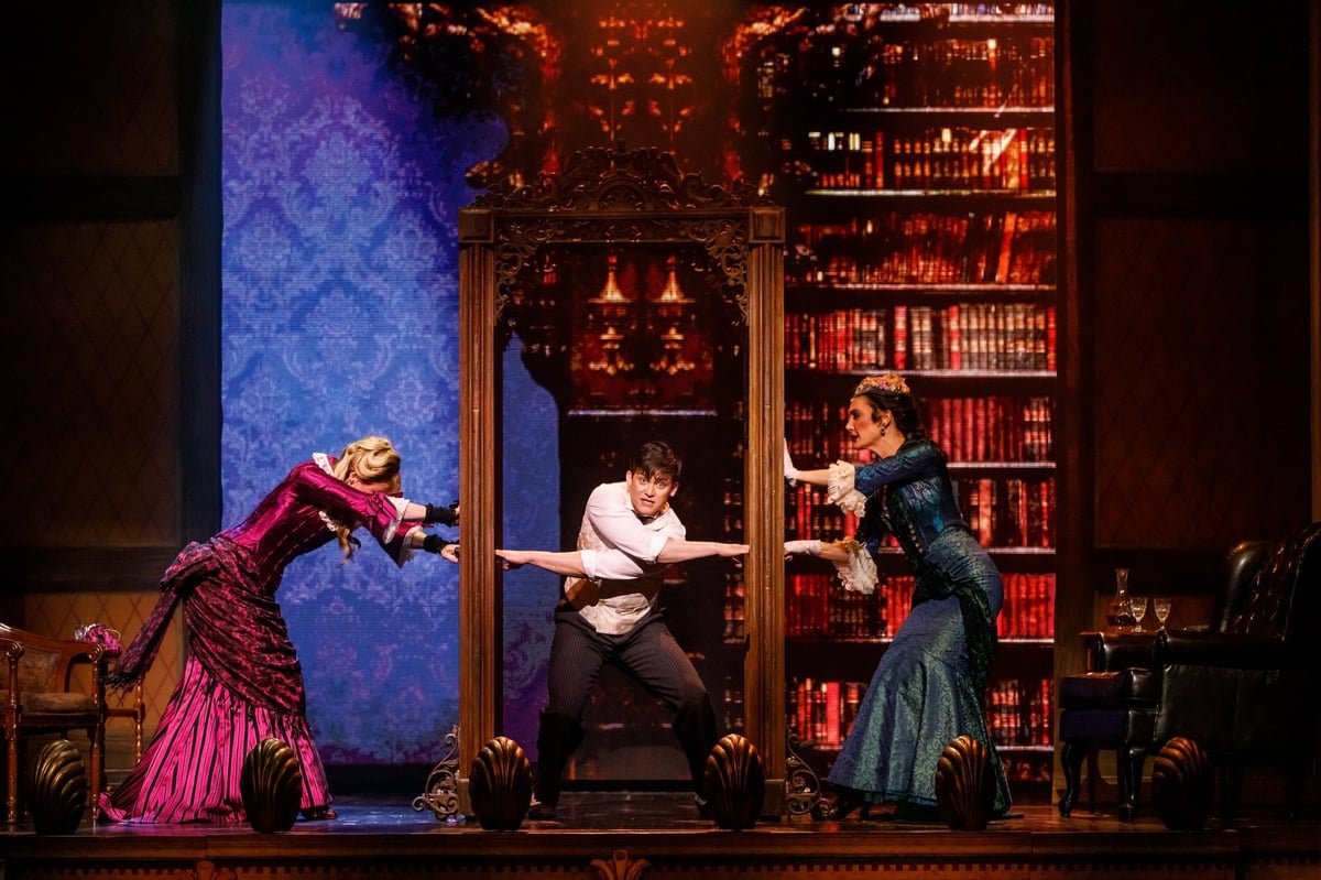 A Gentleman's Guide to Love and Murder, production photo