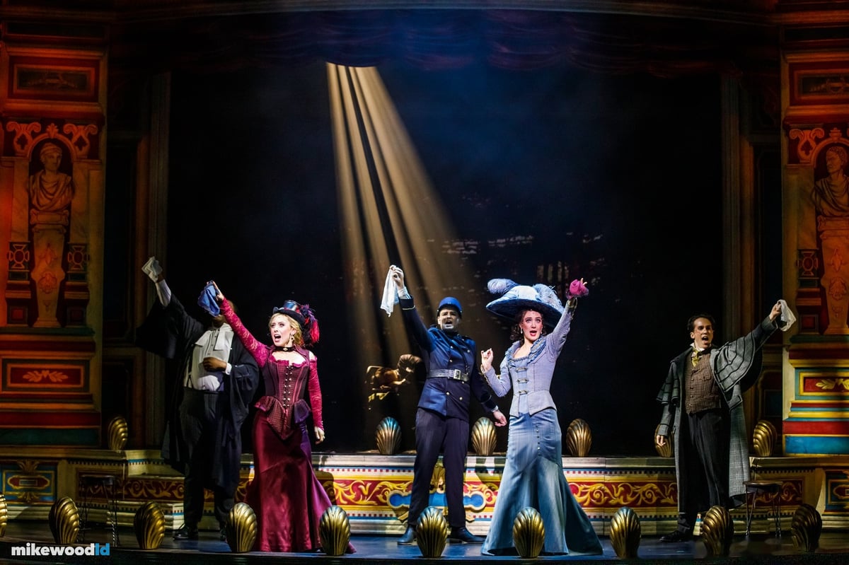 A Gentleman's Guide to Love and Murder, production photo