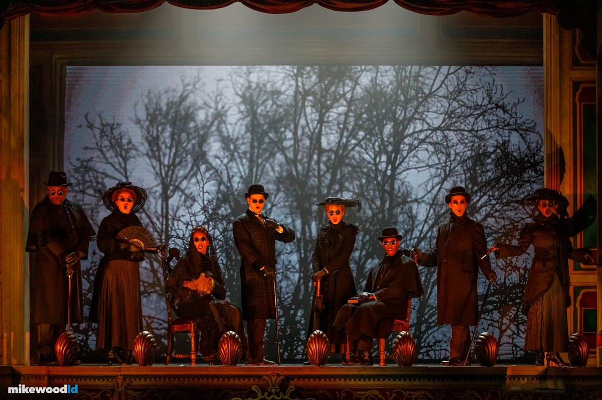 A Gentleman's Guide to Love and Murder, production photo