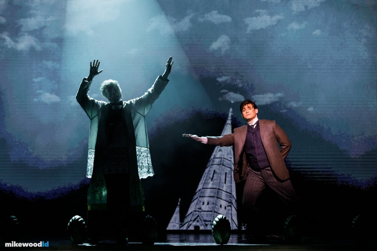 A Gentleman's Guide to Love and Murder, production photo