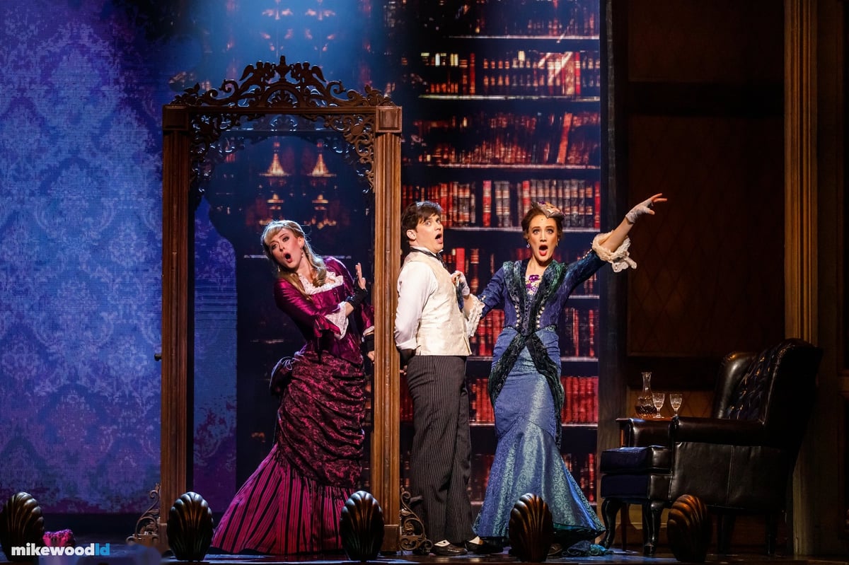 A Gentleman's Guide to Love and Murder, production photo