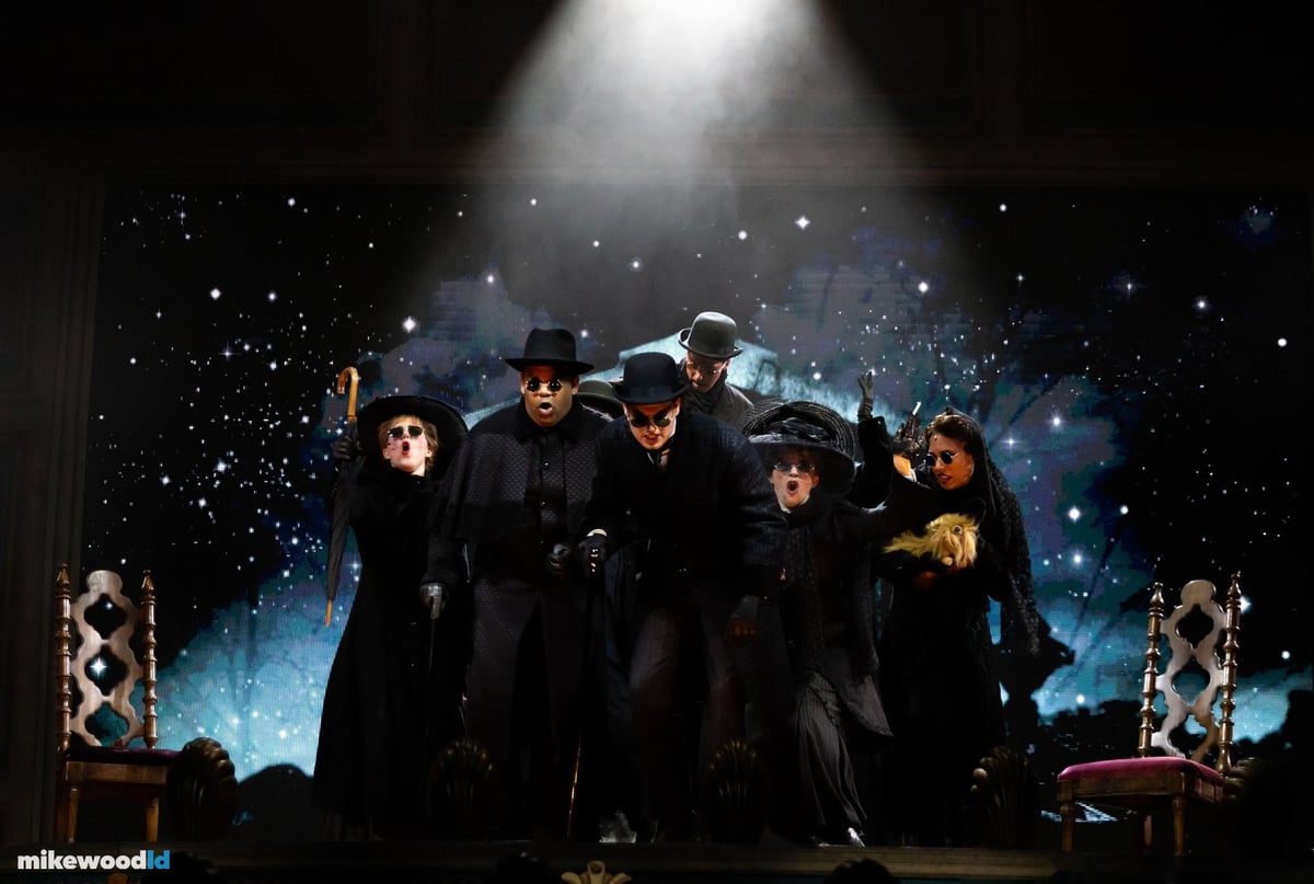 A Gentleman's Guide to Love and Murder, production photo