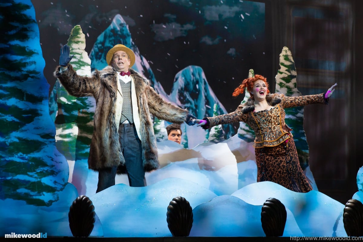 A Gentleman's Guide to Love and Murder, production photo