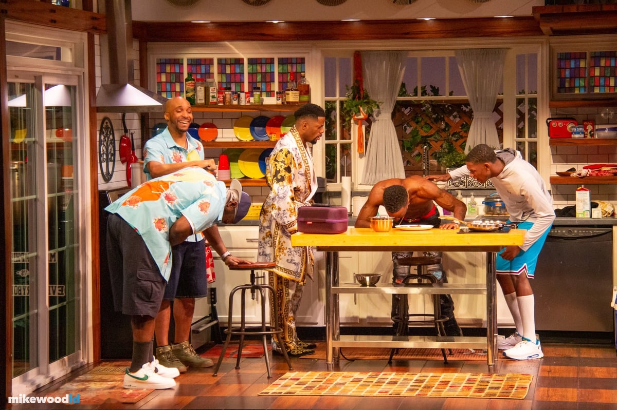 The Hot Wing King, production photo