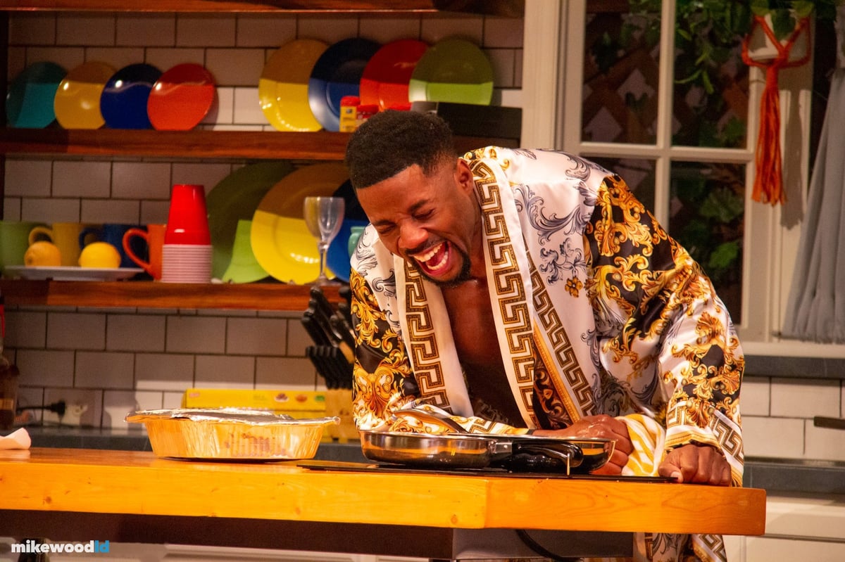 The Hot Wing King, production photo
