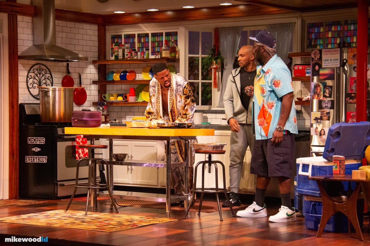 The Hot Wing King, production photo