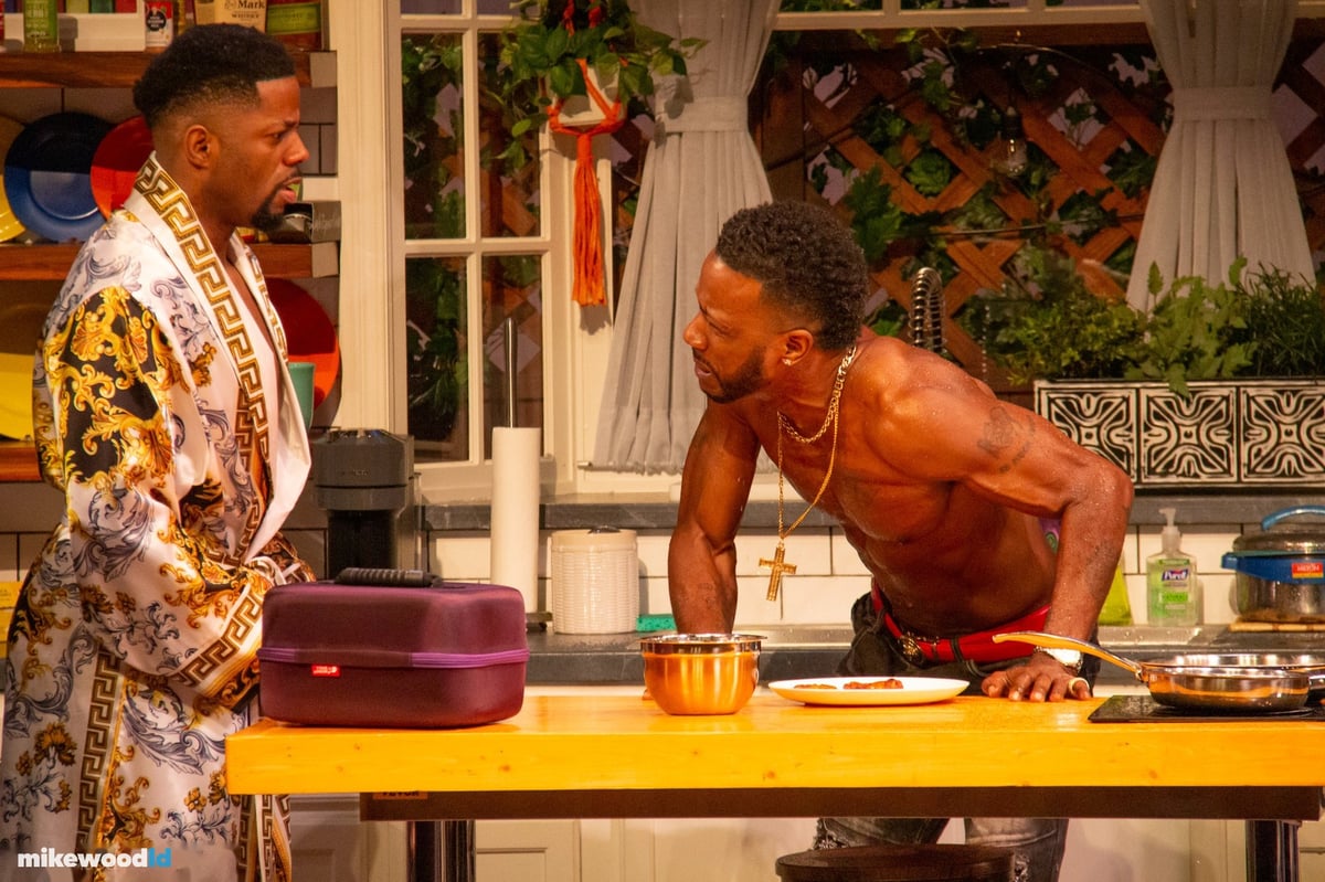 The Hot Wing King, production photo
