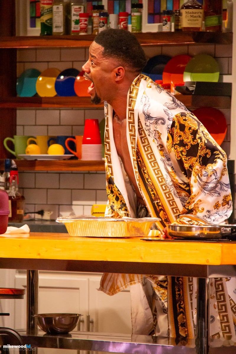 The Hot Wing King, production photo