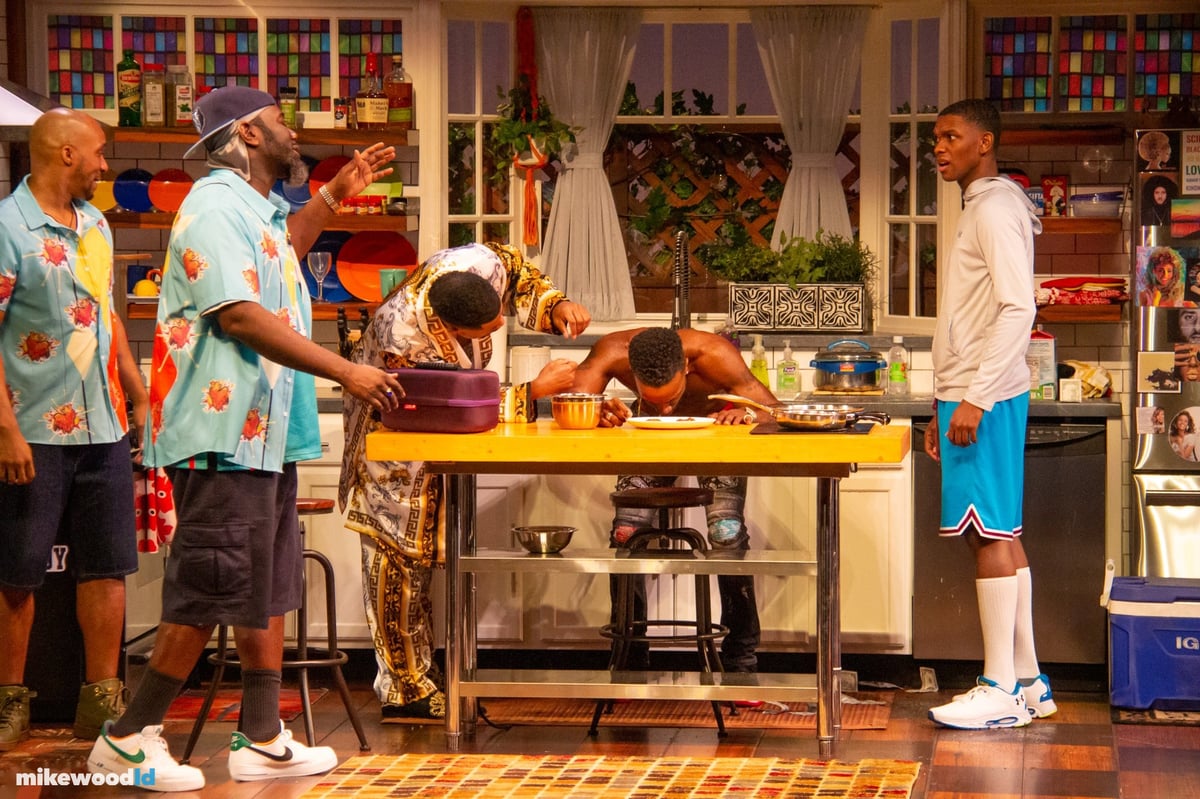 The Hot Wing King, production photo