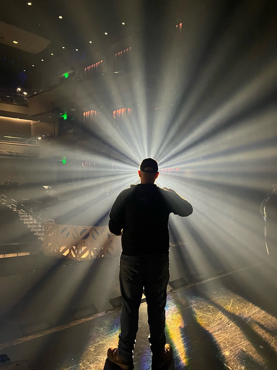 A single beam cuts through haze across the stage during a focus session.